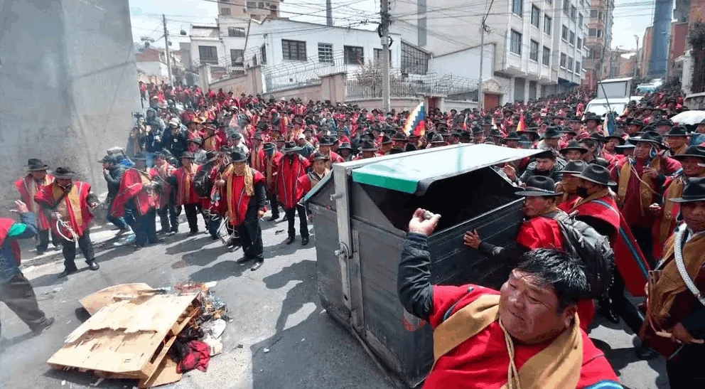 Bolivia- los famosos ponchos rojos