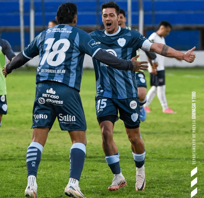 Montoya con el 18 en la espalda festeja su golazo