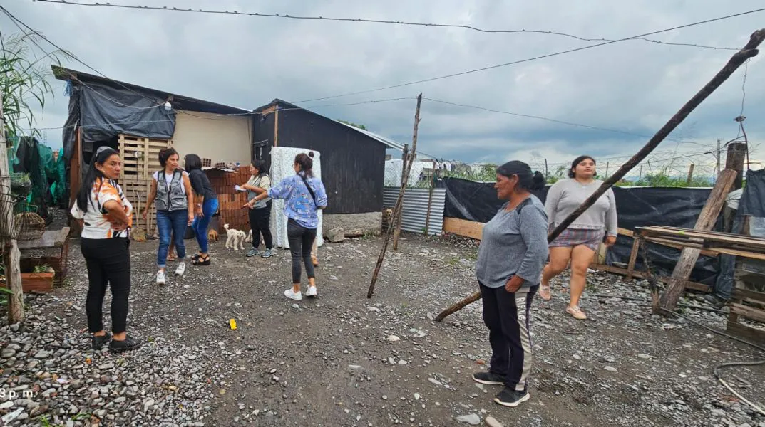 10687-el-gobierno-junto-al-municipio-asistieron-a-familias-afectadas-por-las-inclemencias-climaticas-en-campo-quijano