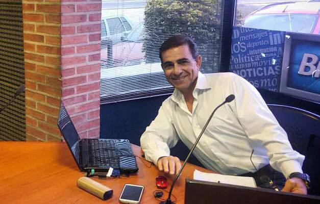 Javier Lamas en un estudio de radio (1)