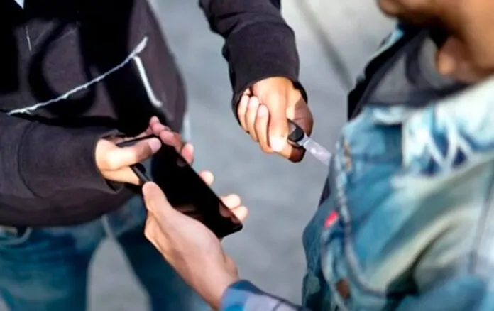 2025-06-24_11-58-50_848175-cinco-anos-de-prision-por-robo-agravado-a-un-menor-en-una-parada-de-colectivo-696x438