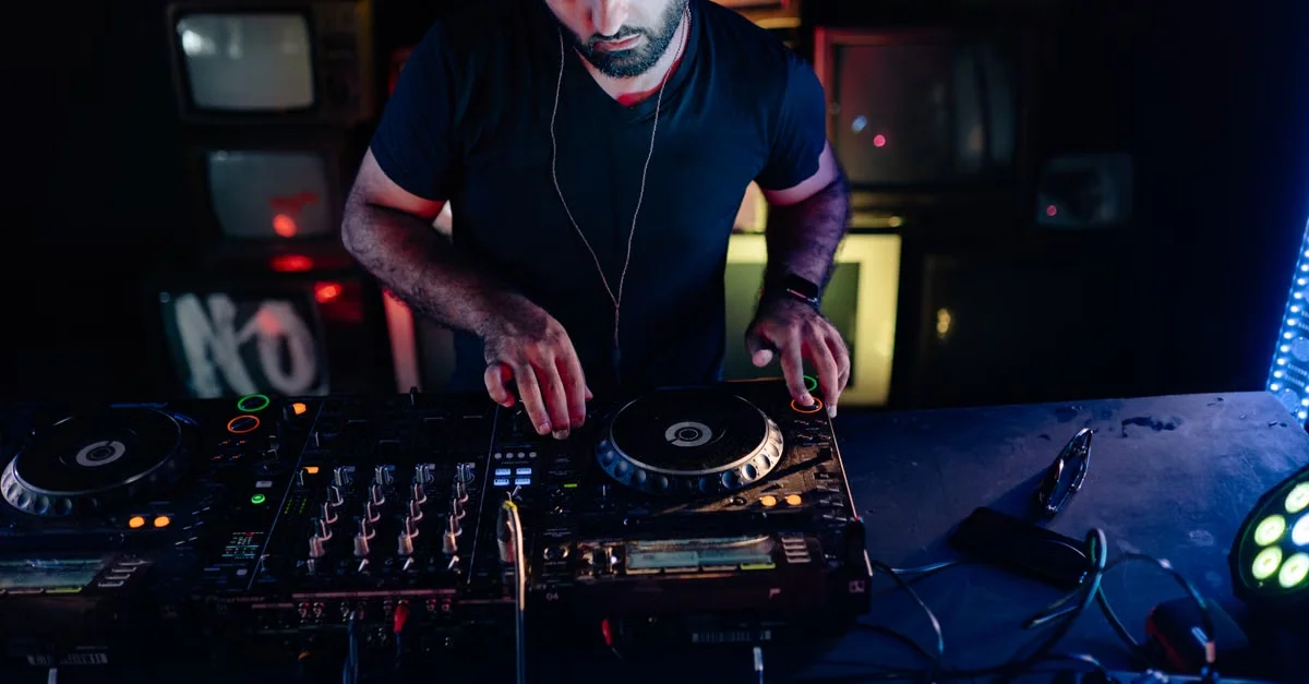 DJ