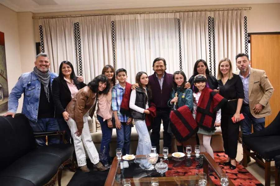 el-gobernador-saenz-junto-a-los-chicos-ganadores-del-martin-fierro-federal 2