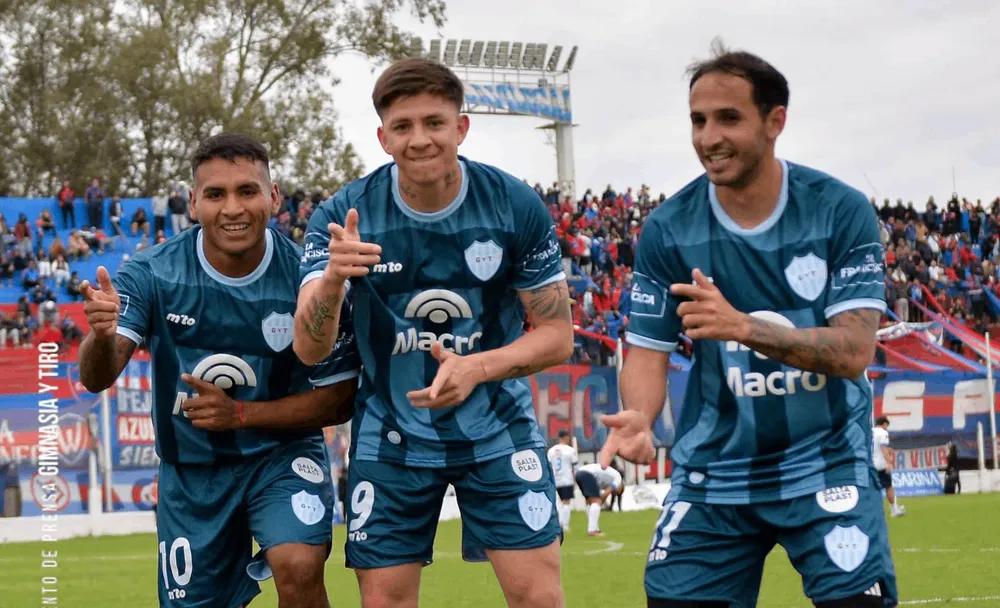 Lautaro Gordillo festeja su gol con Rojas y otro 002