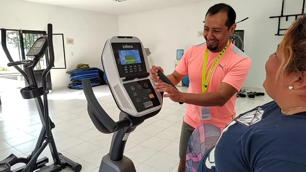 97874-mas-de-1300-sesiones-de-terapia-fisica-se-brindaron-en-el-gimnasio-del-hospital-oniativia-desde-abril