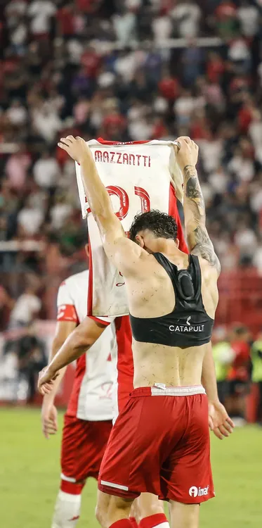 Walter Mazzanti honra la camiseta a la hinchada