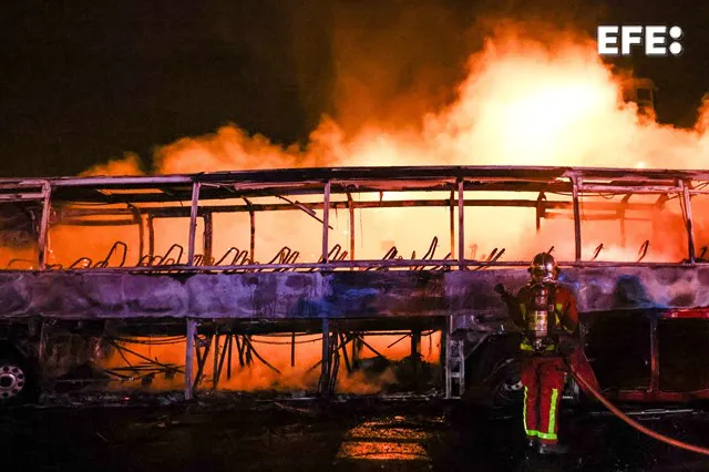 Francia disturbios e incendios 009