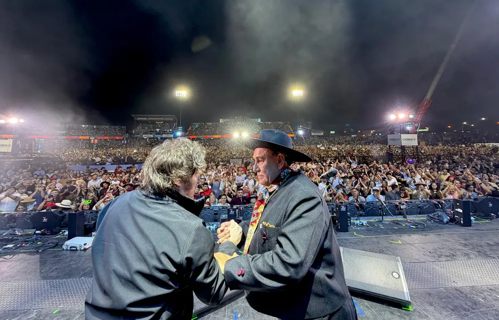 Milei con el Chaqueño en el escenario