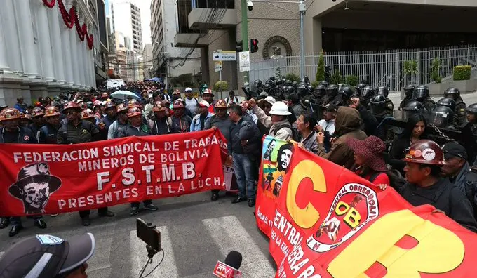 BOLIVIA - Sindicatos frenan el decreto del ajuste de Paz Pereira