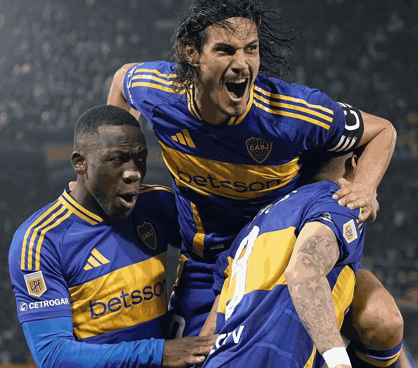 BOCA Cavani y Advíncula abrazan a Merentiel tras su golazo