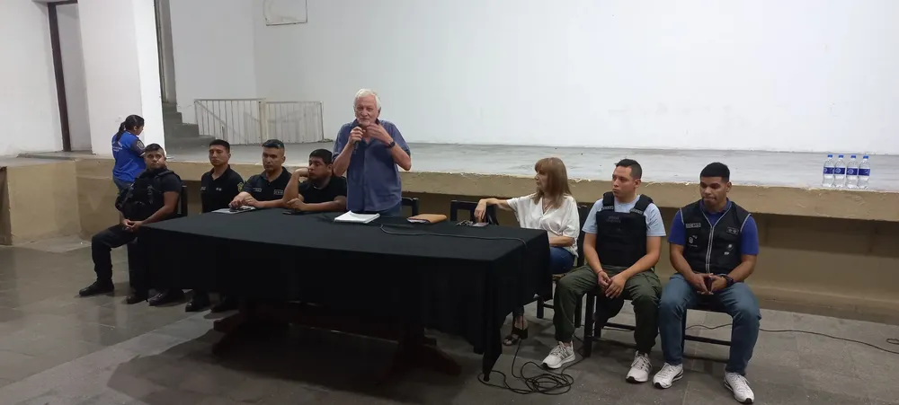 Funes habla en la reunión con vecinos (4)