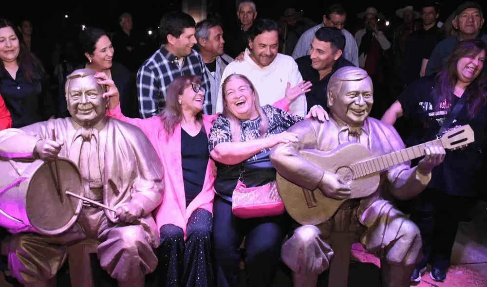Esculturas de Fede Córdoba y Ucucha Franco en Plaza Pizarro- Sáenz con Lara Gros y familiares