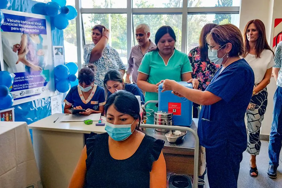94445-comenzo-la-vacunacion-a-embarazadas-contra-el-virus-sincitial-respiratorio