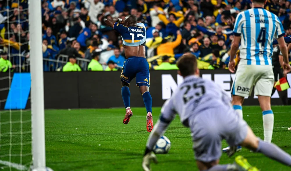 Enner Valencia festeja su segundo gol el del empate ante Racing luego macaría el tercero