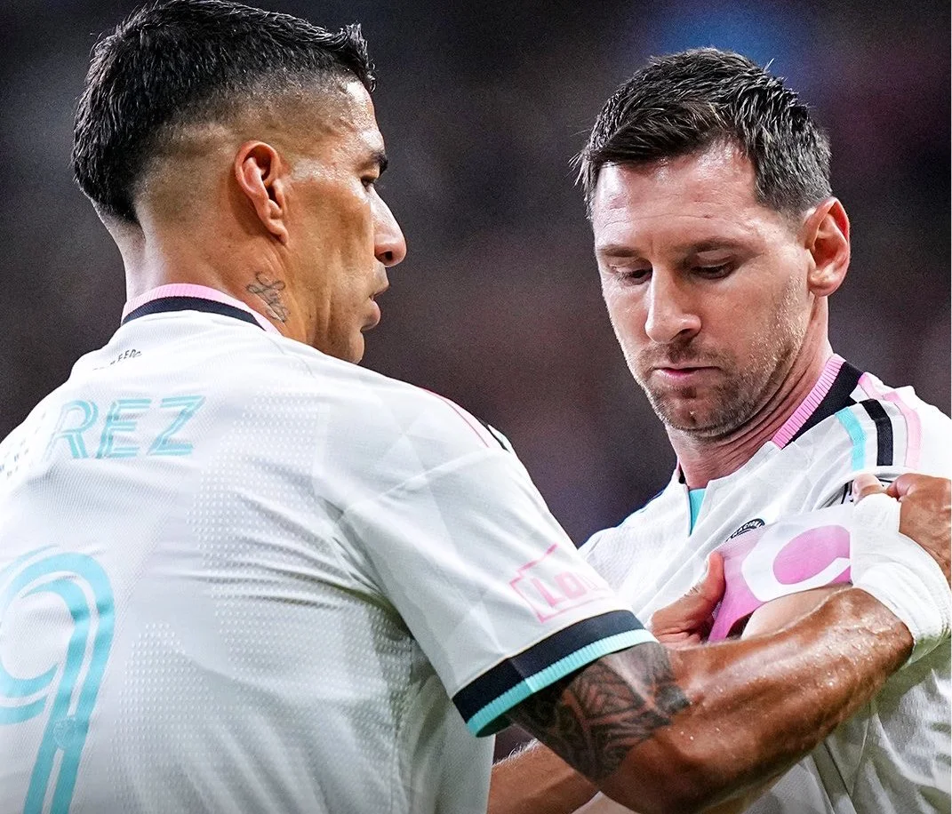 Suárez le pone la cinta de capital a Messi para ingrese en el segundo tiempo