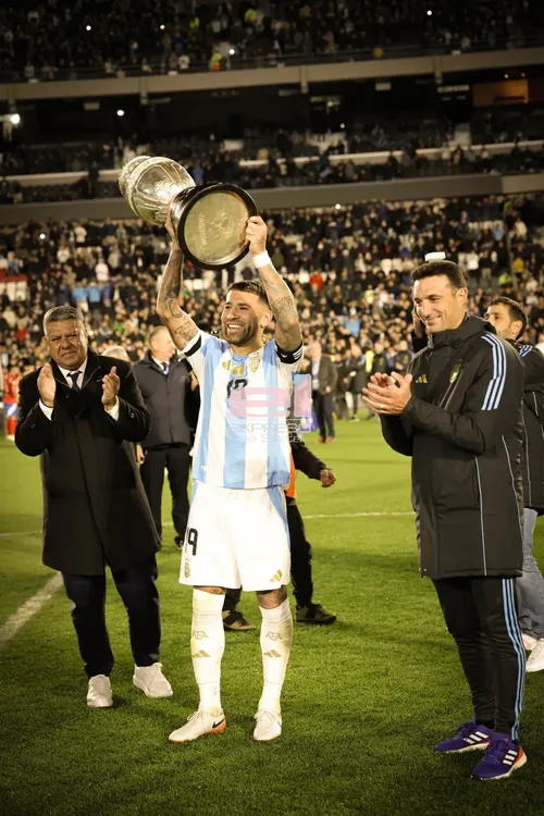 nicolás Otamendi con hijos - Di María y la Copa (4)