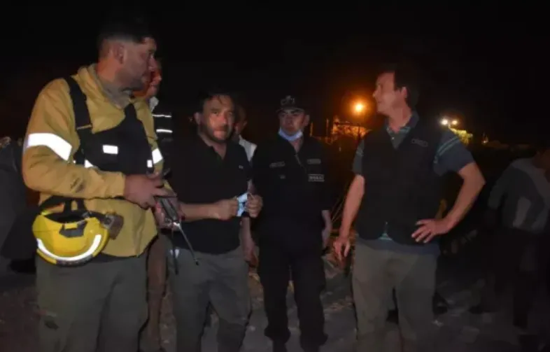 Sáenz supervisando el trabajo contra el fuego