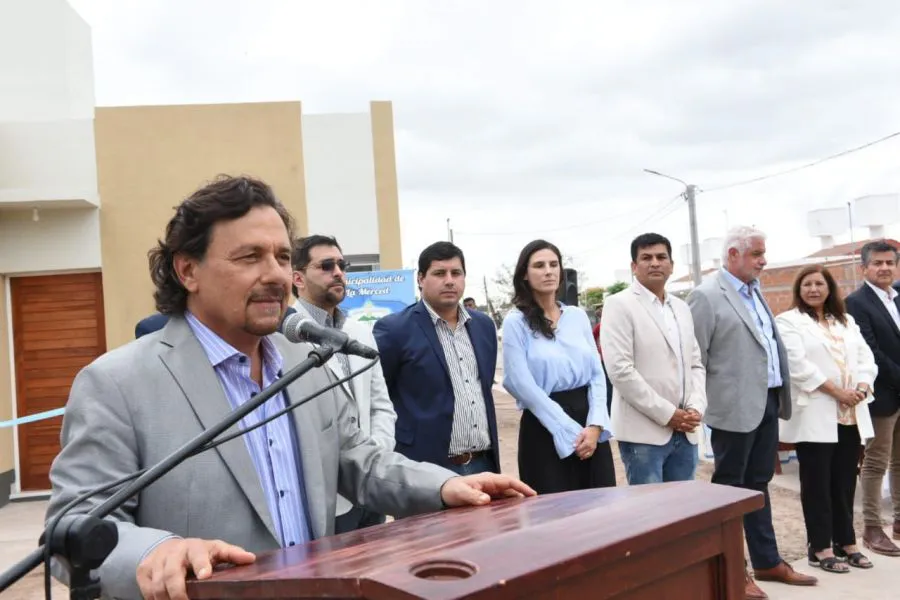 9090-el-gobernador-durante-la-entrega-de-casas-en-san-agustin