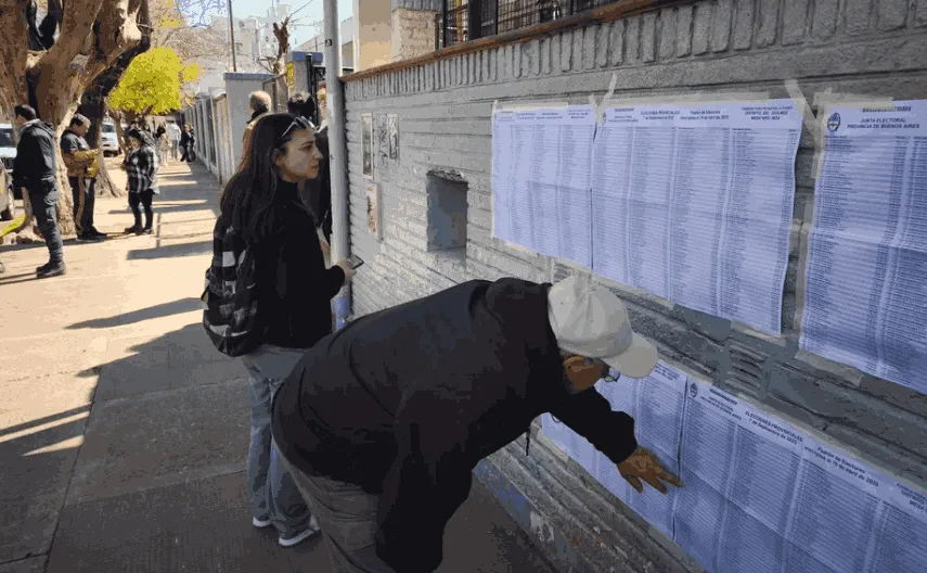 Votantes buscándose en los padrones
