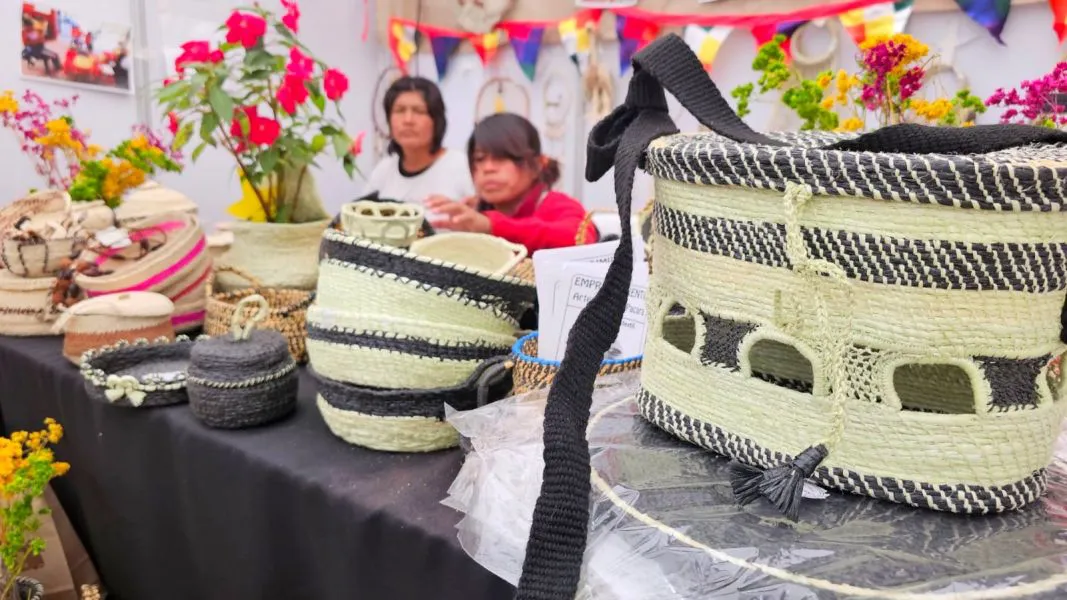 11596-emprendedores-originarios-exponen-sus-producciones