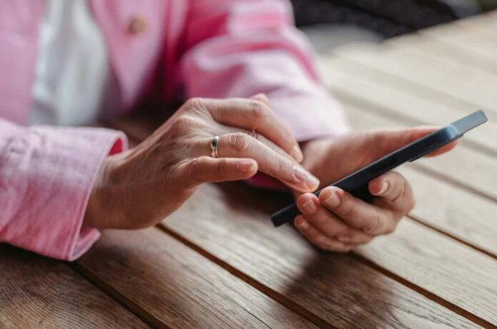 celular-mano-696x461-1