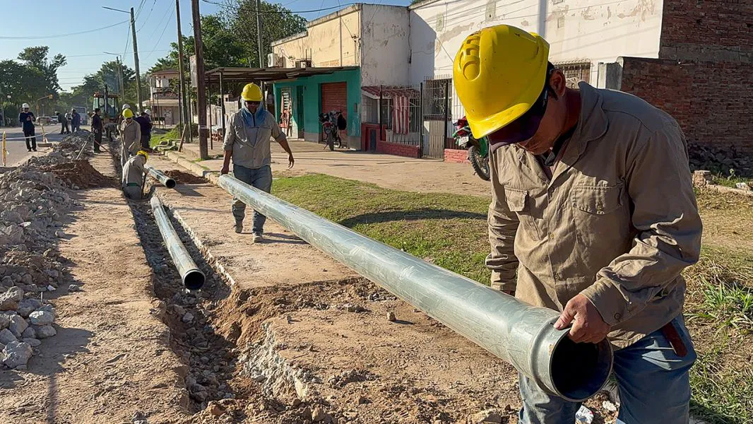 12853-en-general-mosconi-continuan-las-obras-de-cambio-de-canierias-y-optimizacion-del-servicio-de-agua