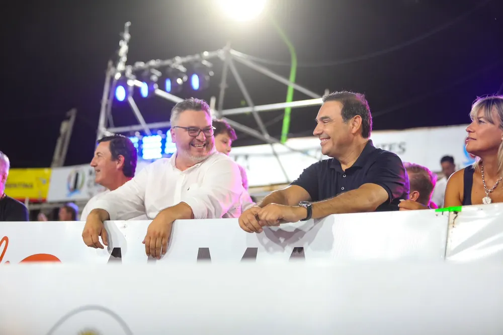 Corrientes- el gobernador Gustavo Valdes en un palco mirando el desfile