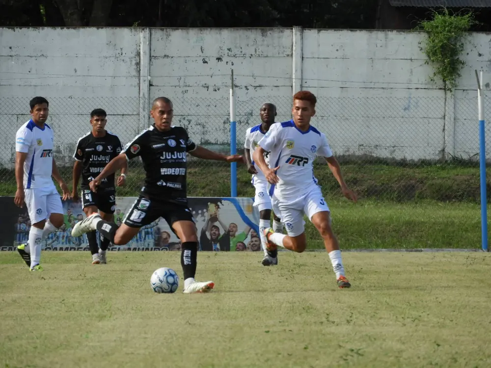 Nicolás Guzmán con la pelota- atrás observa la Perla Reyes