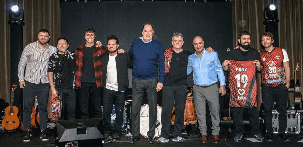 De Cecco y jugadores con el grupo Ahyre