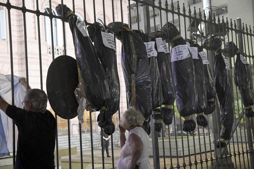 Protesta 27 f- ataúdes en Plaza de Mayo (1)