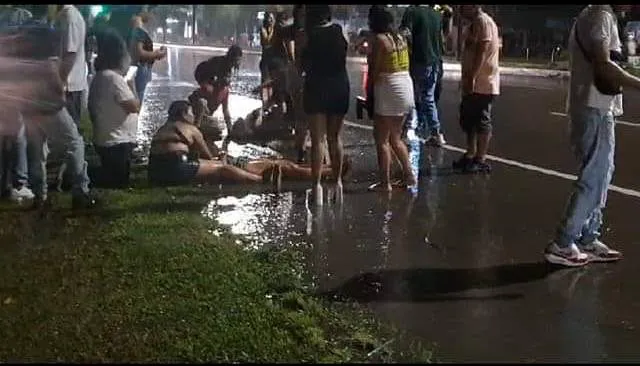 Tragedia en la Paraguay - chicas asisten a una herida que está en el piso 002