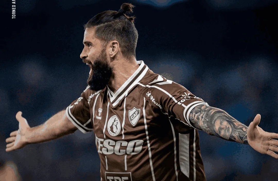 PLATENSE - Orsini festeja el gol con el que dejó afuera a Boca