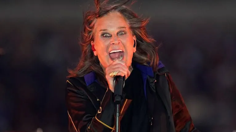 ozzy-osbourne-en-2022-actuando-en-un-evento-deportivo-foto-apashley-landis-DMVFSOKGLVG25DX75LIK7SJD3A