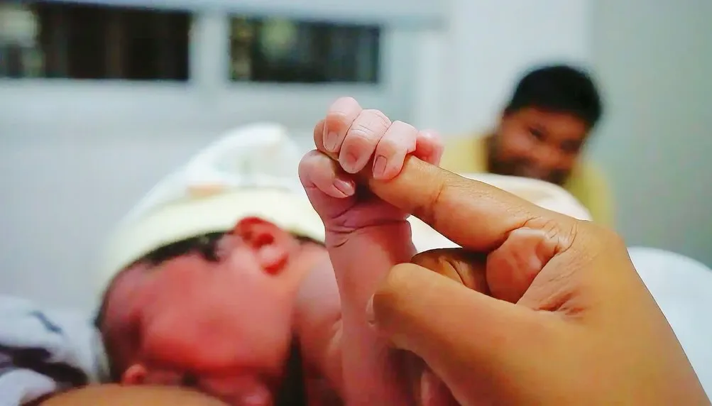 Hannah toma la teta y agarra a su mamá - el padre sonríe