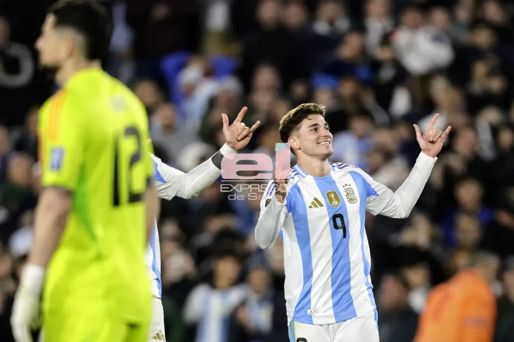 Julián Alvarez festeja su gol