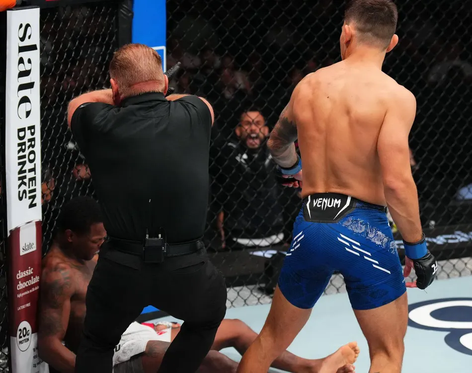 Esteban Ribovics mira a su rival totalmente dormido