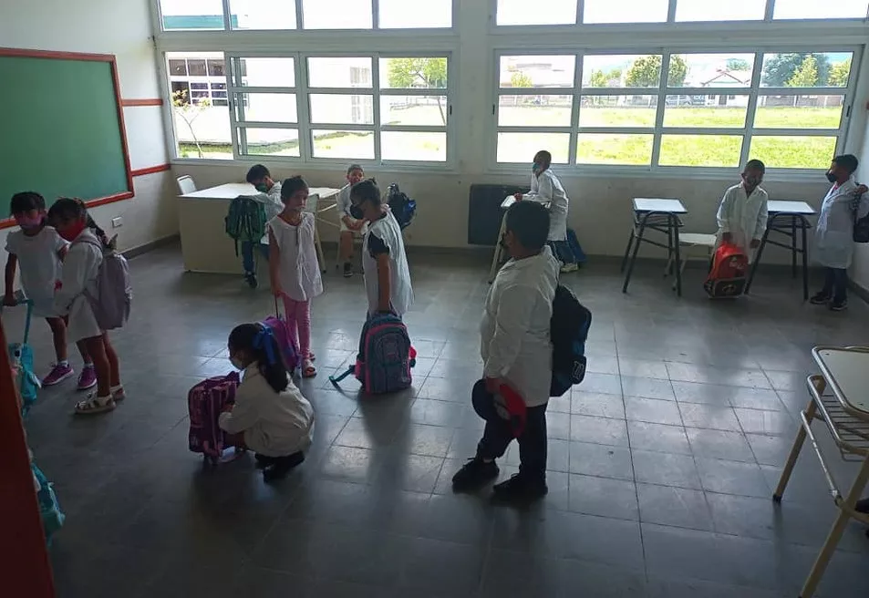 CERRILLOS- aulaas sin banco en la Esc San José de barrio los pinares 002