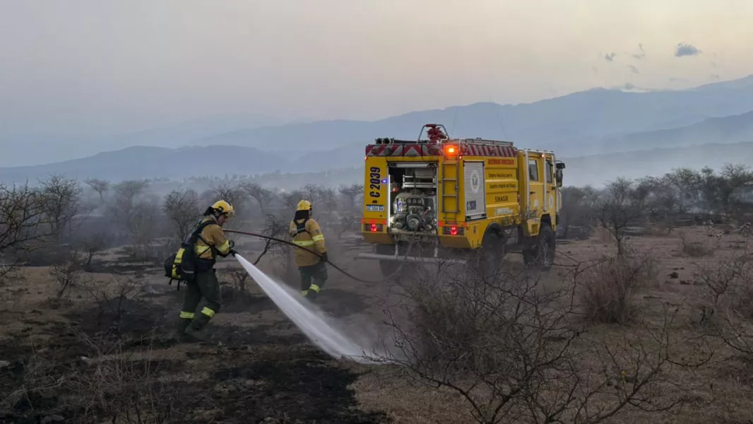 103605-distintas-intervenciones-por-incendios-de-pastizales-en-capital-y-en-otros-puntos-de-la-provincia