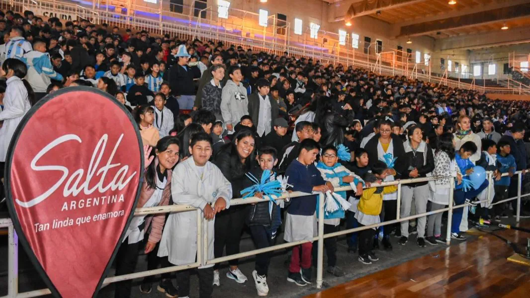 11675-miles-de-saltenios-obtuvieron-su-foto-con-la-copa-del-mundo