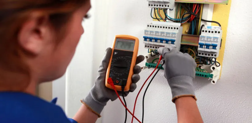 mujer electricista
