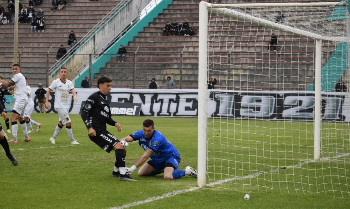 Bruno Galván evita el gol cuervo (27)