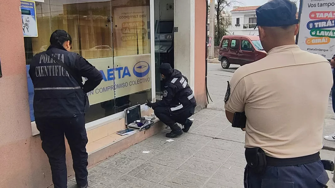104914-hoy-vandalizaron-la-maquina-de-recarga-de-saeta-en-calle-pellegrini