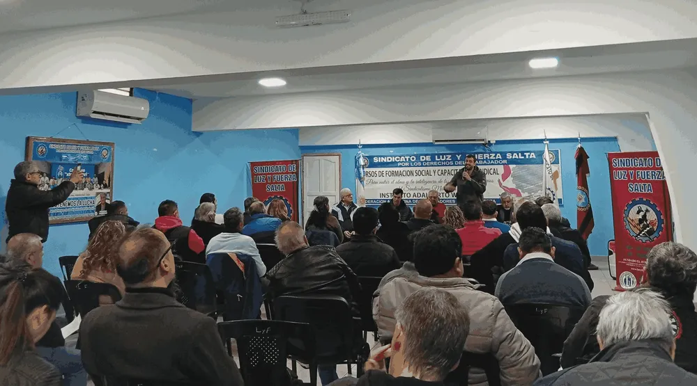 Emiliano Estrada habla en el plenario de Luz y Fuerza 009