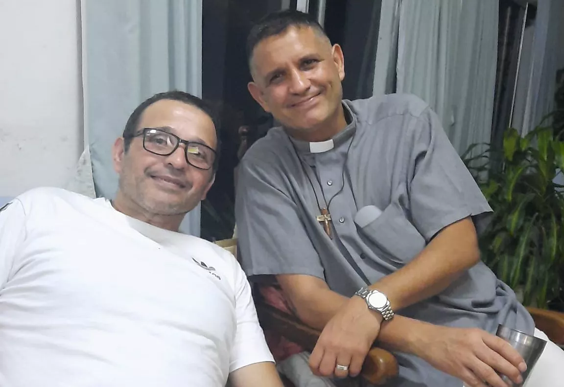 Manolo y el cura Juan José Manzano