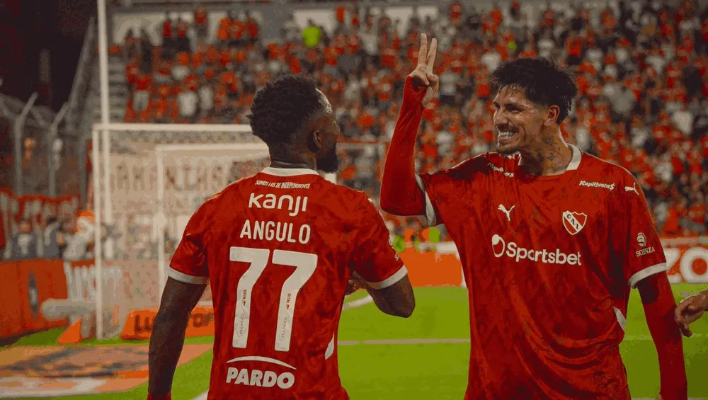 INDEPENDIENTE Alvaro Angulo y Lomónaco festejan el triunfo ante Boca