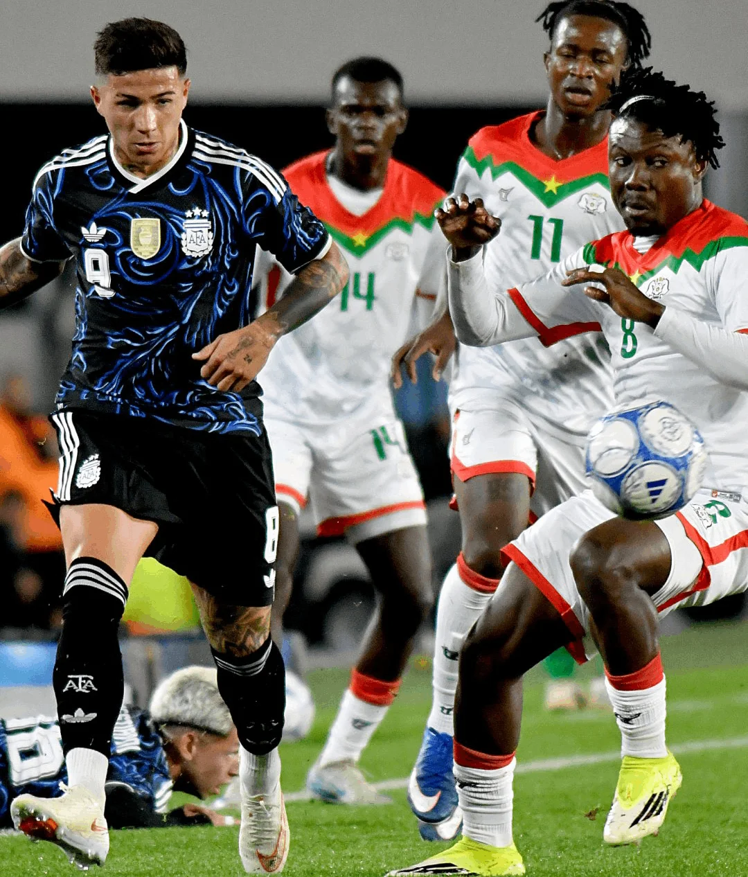 Enzo Fernández rodeado de jugadores de Burkina Faso