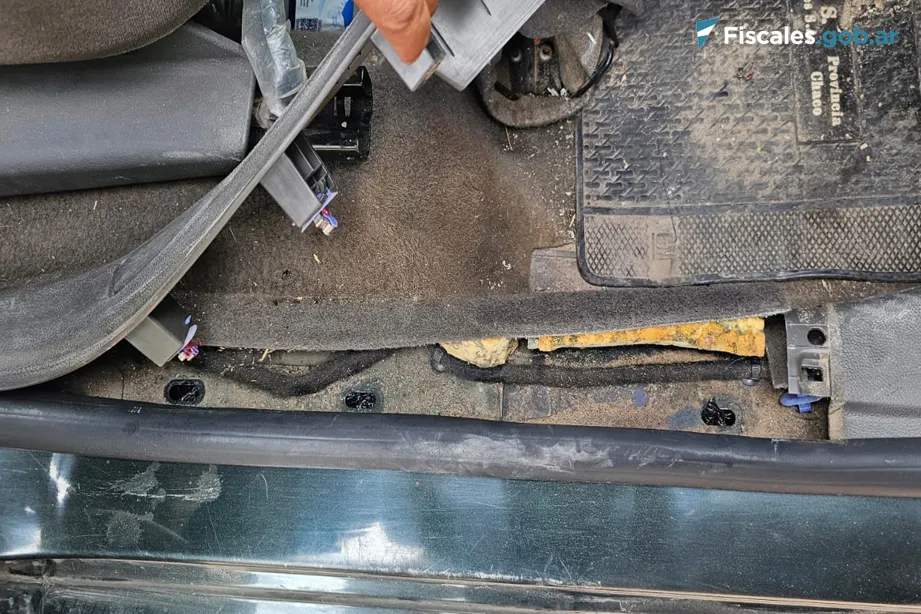 La droga estaba oculta en los zócalos de las puertas del vehículo- Foto- Gendarmería Nacional