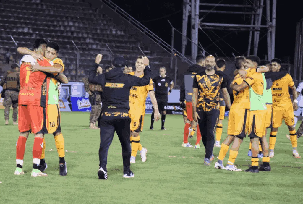 Festejo de los santiagueños al final del encuentro