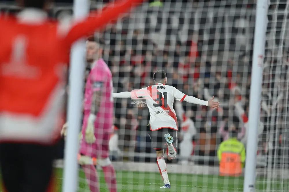 Santiago Simón festeja su gole lo sufre el arquero Herrera