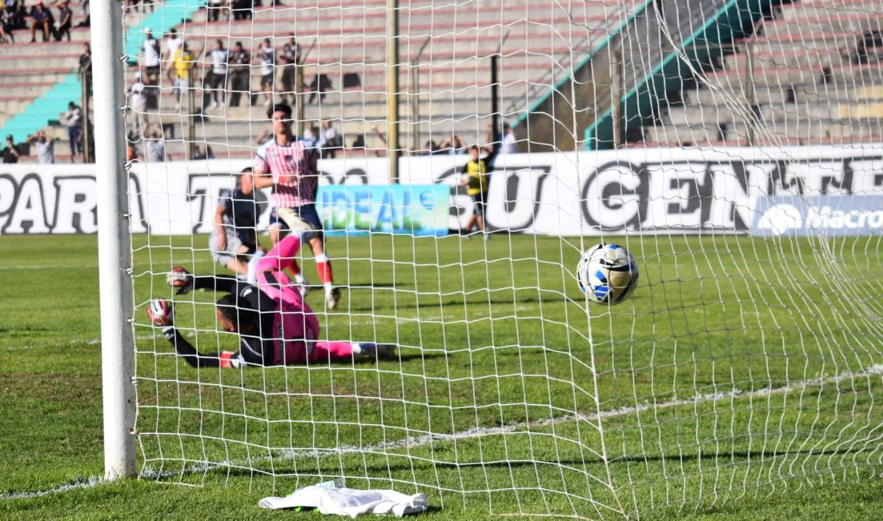 Francisco Borda caído al fondo ya metió la pelota pegada al palo derecho del arquero (2)